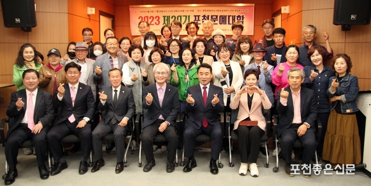작년 포천문예대학 수료식에 백영현 포천시장, 이중효 포천시 관광문화재단 대표 등이 참가해 졸업생을 격려했다.. 