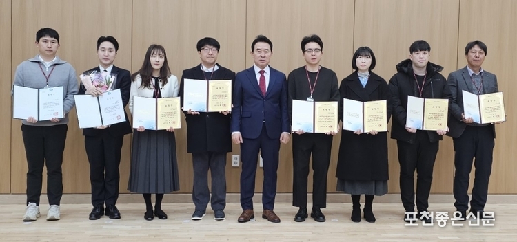 왼쪽부터 허가담당관 이진호 주무관, 산림과 박도현 주무관, 징수과 최영선 주무관, 회계과 김민수 주무관, 백시장, 관광과 심규환 주무관, 신북면임종애 주무관, 영중면 김병모 주무관, 관인면 김병선 주무관.