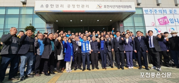짧은 연설 후 참석한 당원과 지지자들이 필승의 결의를 다지고 있다.