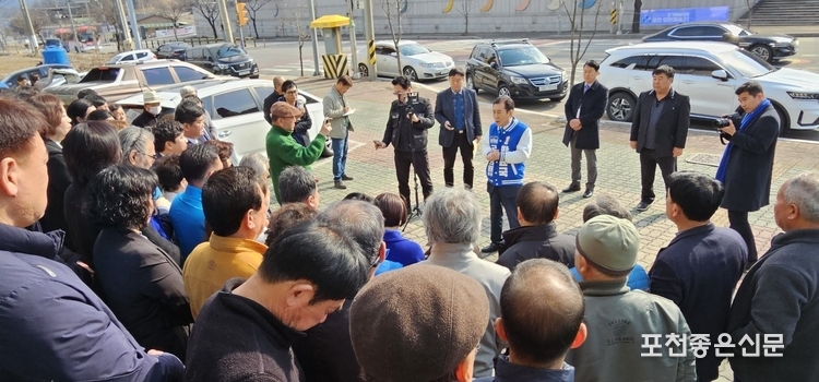 박윤국 후보가 당원들과 지지자들에게 짧은 연설을 하고 있다.