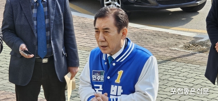 박윤국 후보가 당원들과 지지자들에게 짧은 연설을 하고 있다.