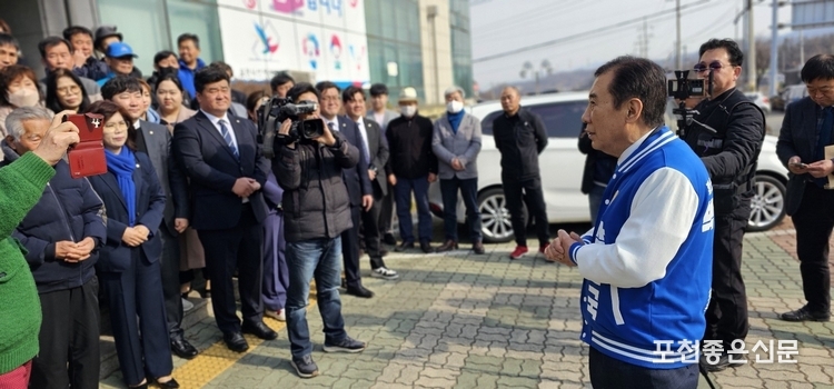 박윤국 후보가 당원들과 지지자들에게 짧은 연설을 하고 있다.