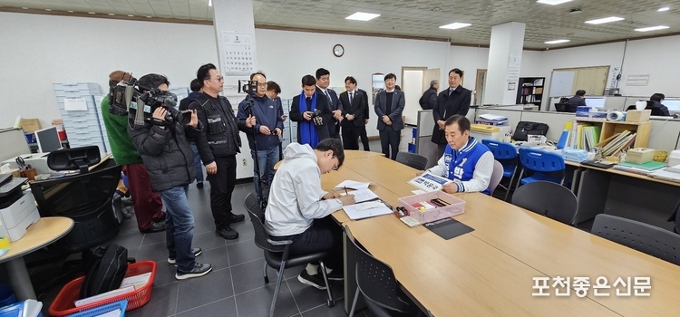 박 후보가 제출한 후보 등록 서류를 선관위 관계자가 검토하고 있다.