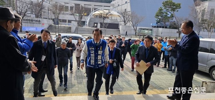 박윤국 후보가 지지자들의 박수를 받으며 선관위에 입장하고 있다.