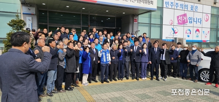 후보 등록을 하고 나온 박 후보는 선관위 앞에 모인 지지자들과 악수를 하고 화이팅을 외치고 있다.
