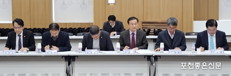 왼쪽부터 이재용 국민건강보험공단 포천지사장, 양성모 국립농산물품질관리원 포천연천 사무소장, 강용범 민주평통 포천시협의회장, 이상록 포천도시공사 사장, 석영환 포천시농업재단 대표이사, 이중효 포천문화관광재단 대표이사.