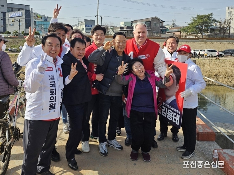 코미디언 김학래도 김 후보 지지차 포천을 방문했다. 