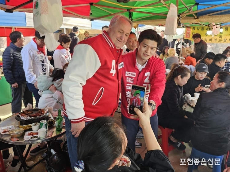 인요한 국민의미래 선거대책위원장이 30일 오후 포천 5일장을 방문해 국민의힘 김용태 후보와 함께 시민들께 인사를 나눴다. 