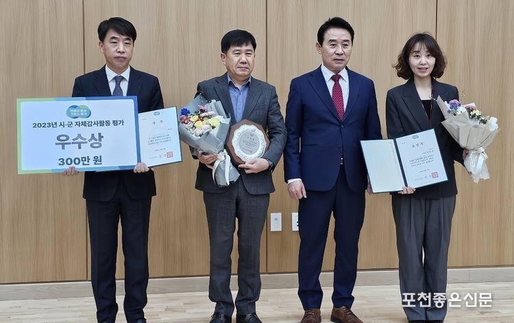 왼쪽부터 최종기 감사담당관, 농업지원과 정영원 과장, 백영현 포천시장, 농업지원과 강희연 주무관.