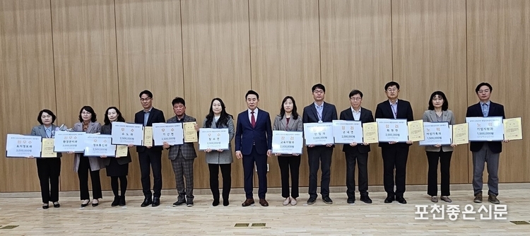 포천시 2023년 통합성과관리 내부 평가 수상 부서 대표들이 백 시장과 기념촬영하고 있다.