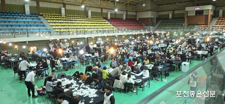 10일 오후 6시부터 포천종합체육관에서 진행된 개표 현장. 김용태 후보는 박윤국 후보를 초반부터 앞서며 시종일관 우위를 유지했다. 
