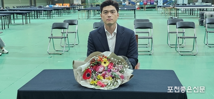 김용태 당선인이 당선이 확정된 후 포천종합체육관에 나와 당선증 교부를 받기 위해 대기하고 있다. 
