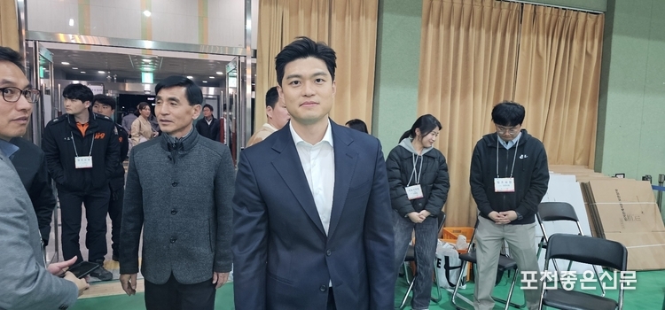 김용태 당선인이 당선증 교부를 위해 포천종합체육관 안으로 들어오고 있다.