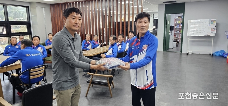 (오른쪽) 이성노 '포천 70대 축구단' 회장이 '비타민 마을' 김세환 대표에게 감사의 유니폼을 전달하고 있다. 