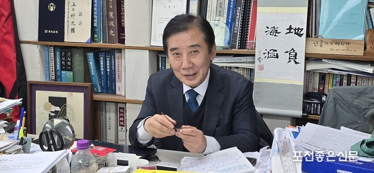 박윤국 민주당 지역위원장은 2년 뒤 지방선거에서는 민주당 출신 시장 출마자를 비롯해 시도의원 출마자들의 선거를 돕겠다고 말했다. 