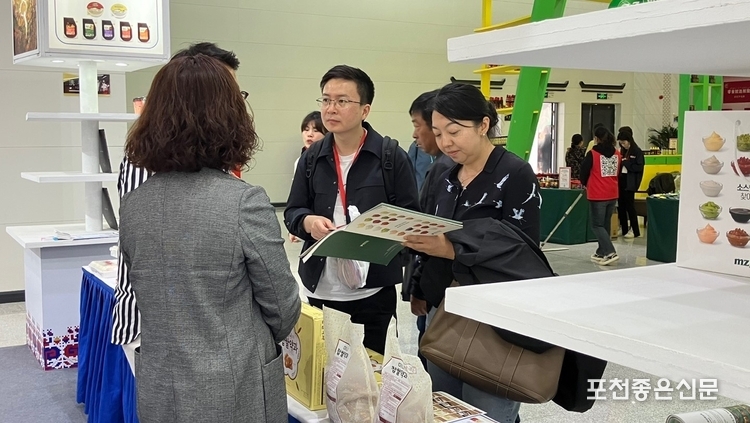 포천 식품업체 관계자에게 중국 수입업자가 제품에 대해 질문하고 있다.