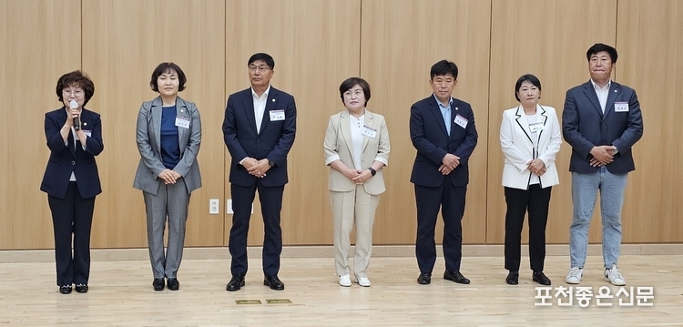 연천군의회 의원들. (왼쪽부터 심상금 의장, 김미경 부의장, 박영철 의원, 박양희 의원, 박운서 의원, 배두영 의원, 윤재구 의원)