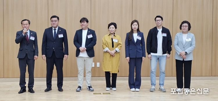 포천시의회 의원들. (왼쪽부터 서과석 의장, 연제창 부의장, 김현규 의원, 안애경 의원, 손세화 의원, 임종훈 의원, 조진숙 의원)