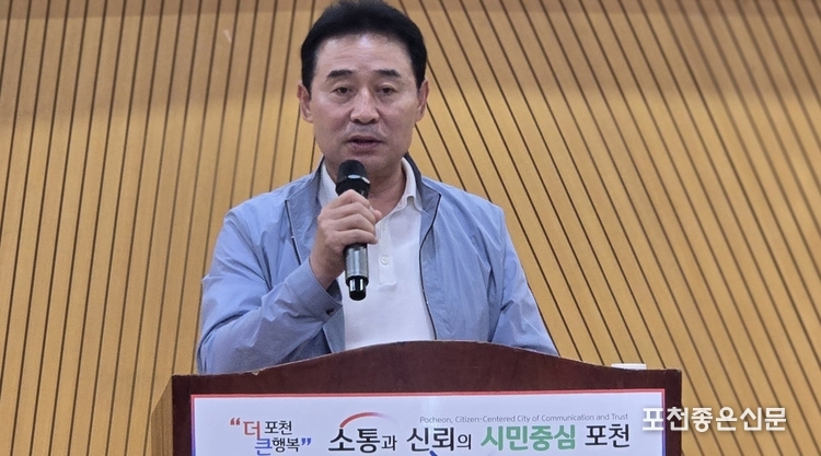 백영현 포천시장은 지자체의 도움 없이 10년 동안 소외계층 학생들에게 꾸준히 장학금을 전달해 온 '작은 거인' 이천희 회장에게 고마움을 전했다. 