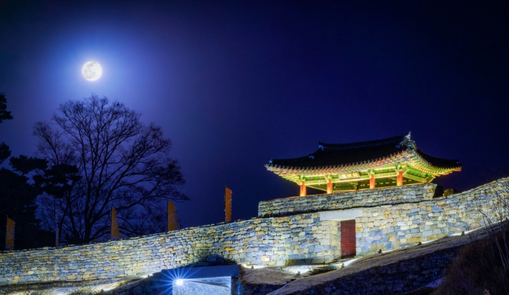 전체 산성 성벽에 은은한 조명 연출로 야간 분위기를 극대화하려고 계획 중이다..