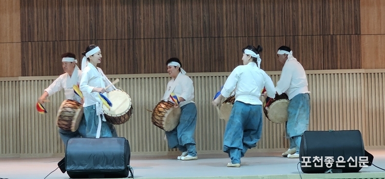 해우리 예술단의 진도북놀이.