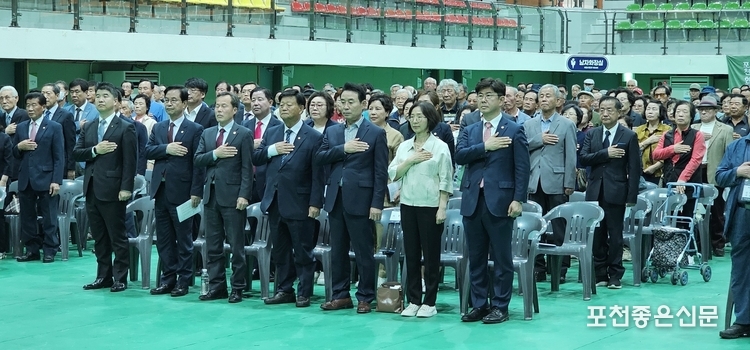참석자들이 국민의례를 하고 있다.
