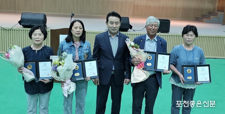 경기도지사 표창 수상자들과 백영현 시장.