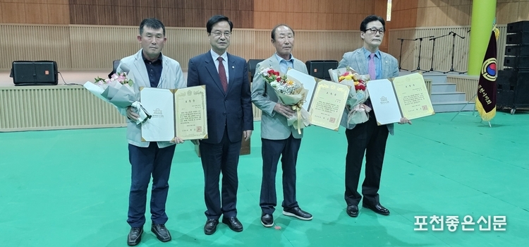 국회의원 표창 수상자들과 최춘식 국회의원.