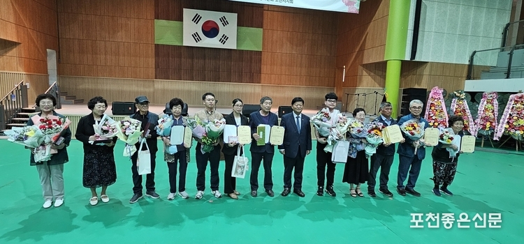 노인회 포천시 지회장 표창 수상자들과 이주석 지회장.