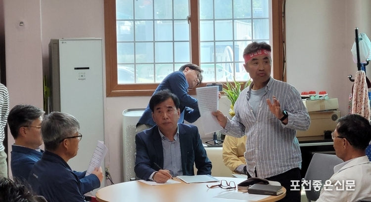 김 위원장이 주민들에게 대화 경위와 필요성을 설명하는 모습.