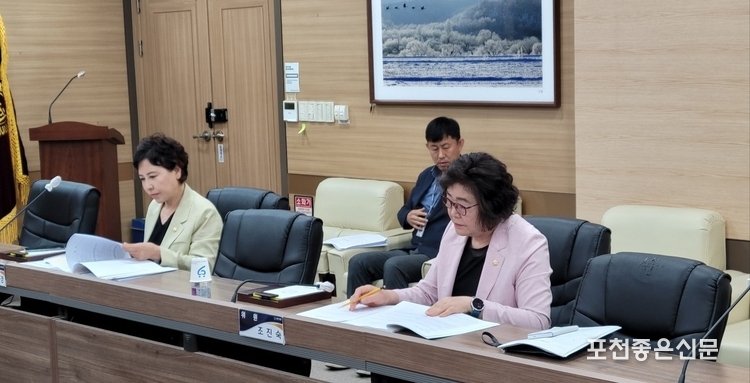 왼쪽의 안애경 의원, 조진숙 의원이 심의 안건 서류를 검토하고 있다.