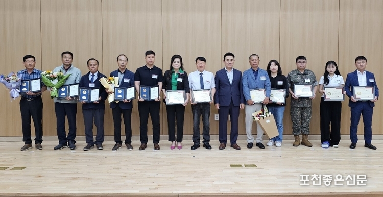 왼쪽부터 최흥진, 배인복, 이익순, 김제식, 차주명, 이지선, 이영택, 백 시장, 송용규, 김태은, 한승인, 윤주아, 홍윤기 씨.