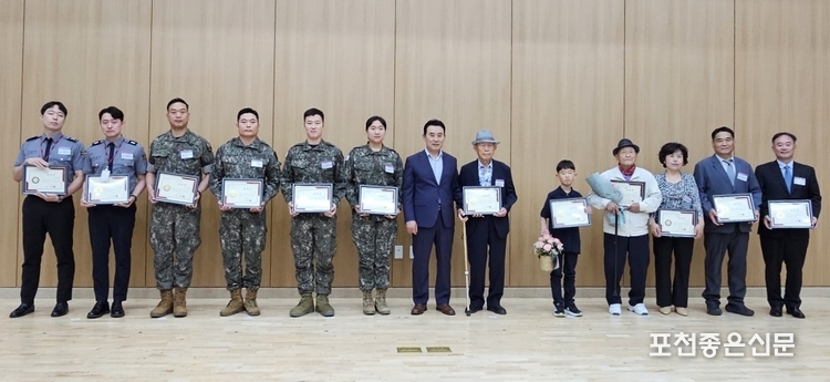 왼쪽부터 이재훈, 최송원, 이동민, 이귀동, 심영호, 송은진, 백 시장, 강성구, 김세윤, 이송규, 조규은, 유재성, 김진수 씨.