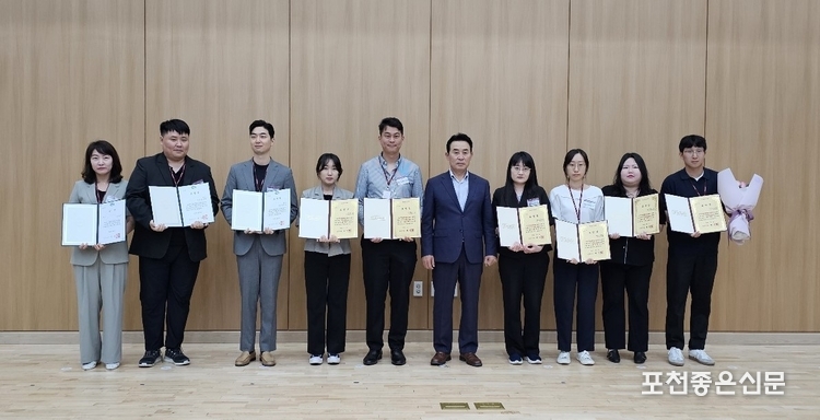 왼쪽부터 손미숙, 김성한, 박종상, 김보라, 윤효식 주무관, 백 시장, 하민정, 김진경, 김수연, 김동현 주무관.