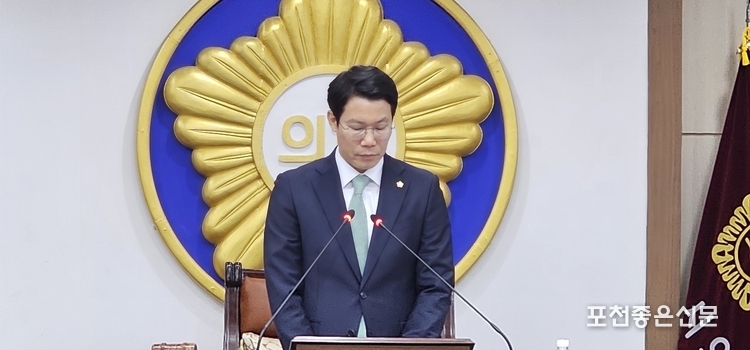 제6기 후반기 시의장이 된 임종훈 의원이 의장으로서 첫 진행을 하고 있다. 시의장 투표가 있는 날, 임 의원은 평소 즐겨 매던 빨간색 계통의 넥타이 대신 옅은 청색 계열의 넥타이를 매고 나왔다. 
