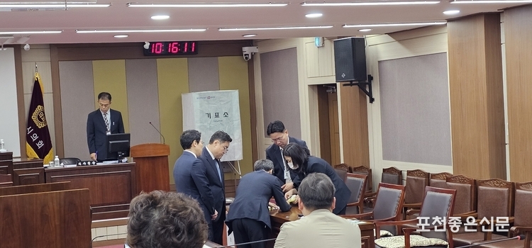 연제창, 임종훈 의원과 시의회 직원들이 시의장 선거 투표 결과를 검표하고 있다.