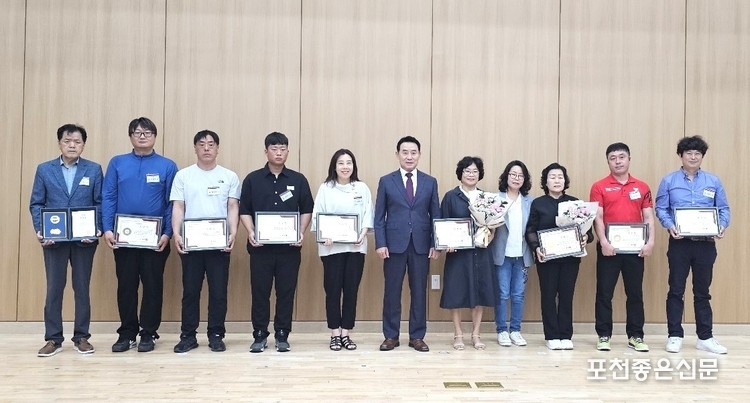 왼쪽부터 이덕순 씨, 이원국 씨, 최병만 씨 김민규 씨, 오영숙 씨, 백 시장, 신현숙 씨, 김소정 씨(축하객), 이정순 씨, 박지용 씨. 임종규 씨.