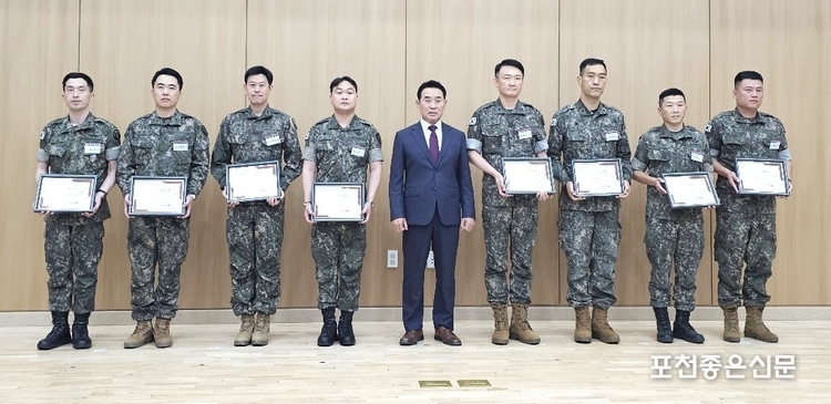 왼쪽부터 홍기업 중령, 한동헌 소령, 오현동 대위, 강호기 대위, 백 시장, 홍문수 원사, 김상태 상사, 한빛 상사, 박계수 상사.