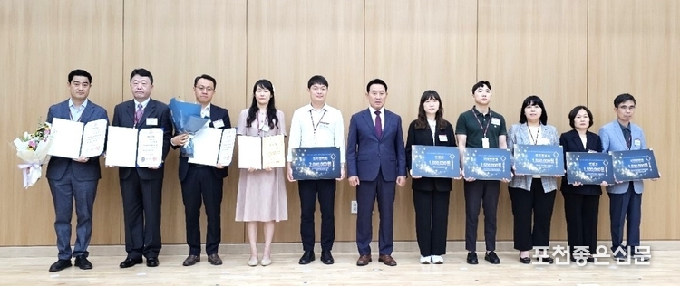 왼쪽부터 김세중 팀장, 이광호 팀장, 이기승 팀장, 여서현 주무관, 도시정책과, 백 시장, 민원과, 지역발전과, 토지정보과, 민원과, 시민안전과.