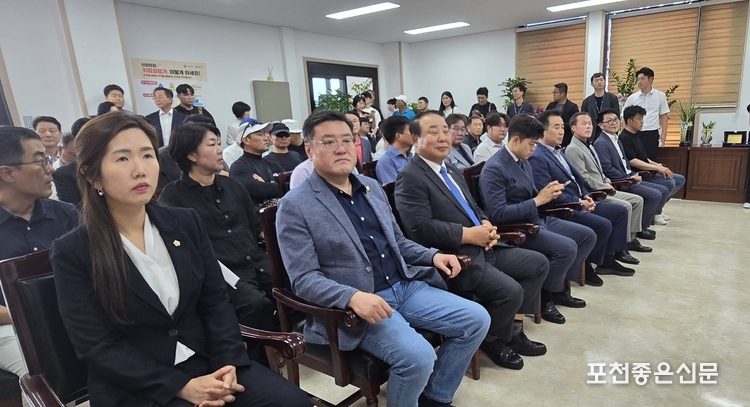 사진 왼쪽부터 손세화 의원, 연제창 의원, 이철휘 전 민주당 포천가평 지역위원장, 김용태 국회의원, 백영현 포천시장, 서과석 시의장, 이승남 대표.