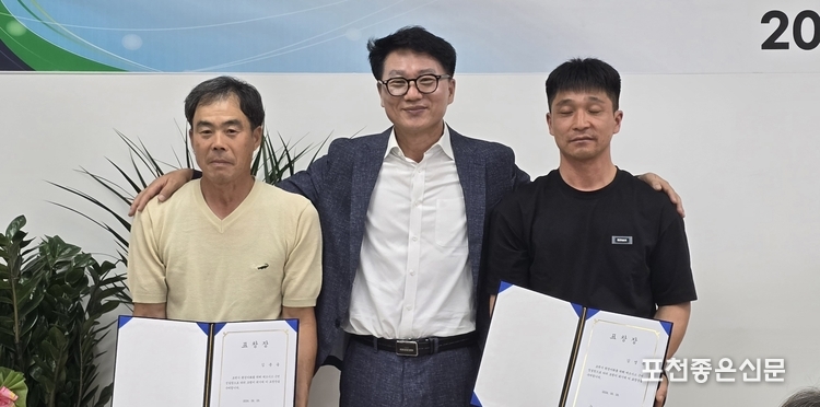 이승남 대표가 모범 환경미화원 김영복 사원과 김종을 사원에게 표창하고 있다. 