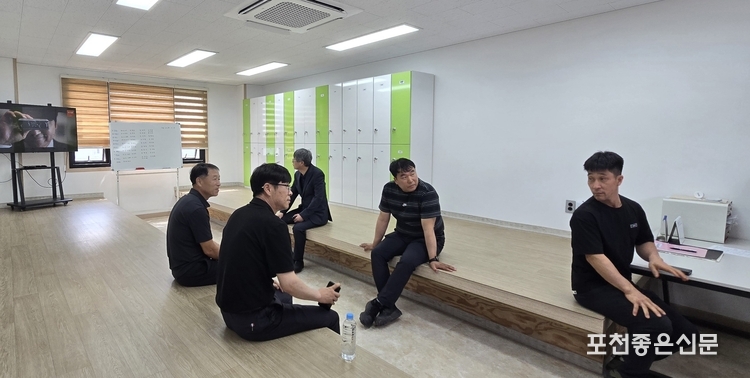 널찍한 휴게실에는 TV와 옷장 등이 구비되어 있다.