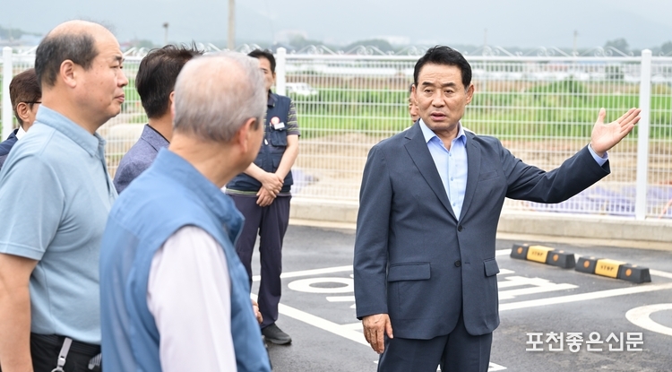 백영현 시장이 현장 사항에 대해 주민에 설명하고 있다. 