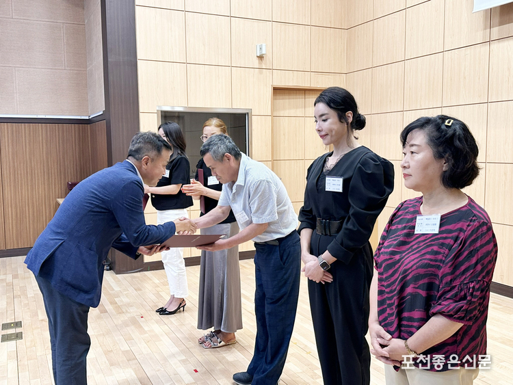 백영현 포천시장을 대신해 이윤행 문화복지국장이 시상하고 있다.