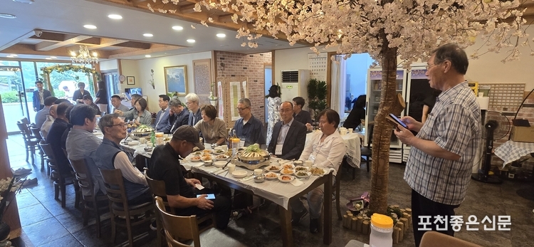 이원용 시인이 면암 축시를 낭독하고 있다. 