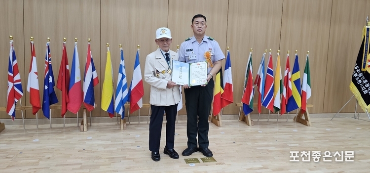 5군단장 표창 수상자와 임석환 유공자회 회장..