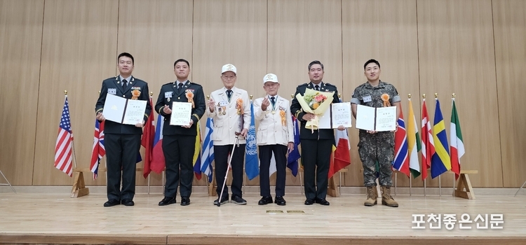 국회의원 표창 수상자와 임석환 유공자회 회장.
