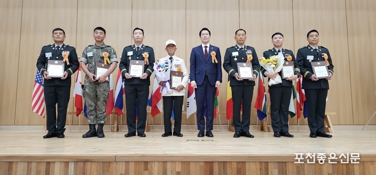 포천시의회 의장상 수상자와 임종훈 포천시의회 의장.
