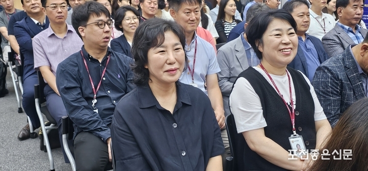 김수경 환경지도과장이 이제우 주무관의 발표에 흡족하다는 듯 활짝 웃고 있다.