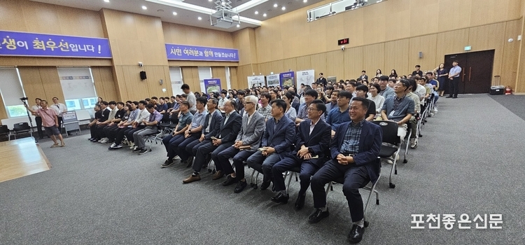 이 주무관의 발표에 월례회 참석 공무원들이 흥미를 가지고 집중하고 있다.